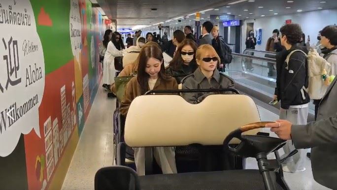 TWICE成員依序上車