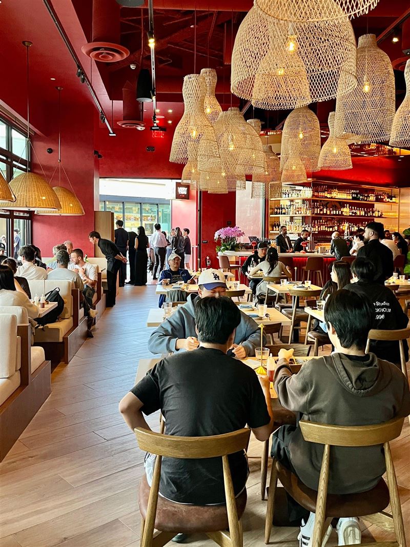 「Very Thai by 瓦城」自試營運以來每日客滿，不僅許多在美台人慕名而來，也吸引不少當地消費者。（圖／品牌業者提供）