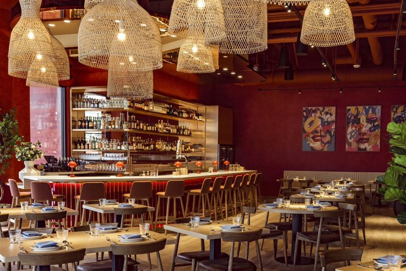 「Very Thai by瓦城」店內空間融合台灣設計美學與洛杉磯城市文化，打造現代簡約且具溫暖質感的精緻用餐氛圍。（圖／品牌業者提供）