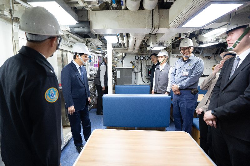 賴總統視導海鯤軍艦，了解最新測試狀況。（圖／總統府提供）
