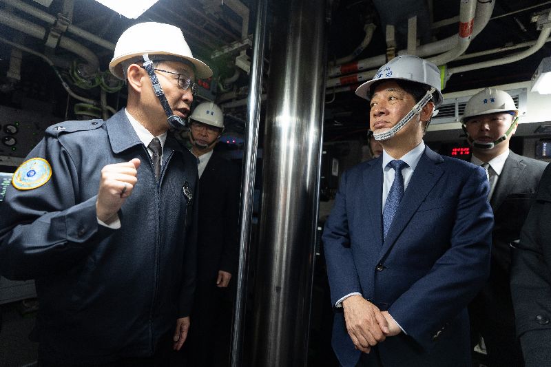 總統賴清德19日登艦視導海鯤軍艦，呼籲朝野共同支持國防。（總統府提供）