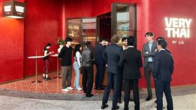 「Very Thai by瓦城」試營運即迎來大量嘗鮮人潮。（圖／品牌業者提供）  