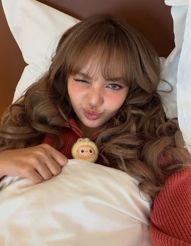 LABUBU周邊商品也曾受到多位國際藝人喜愛，包括韓國女團BLACKPINK成員Lisa。（圖／翻攝自Lisa IG）