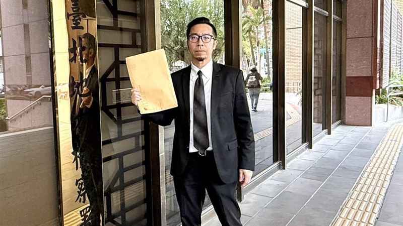 中華工程代表律師吳彥鋒控堡新投資董事長鄭斯聰涉嫌違反證券交易法，堡新投資律師林正疆則駁斥，強調所有交易皆為既定併購計畫，指控中工濫訴以操縱經營權。（圖／中華工程提供）