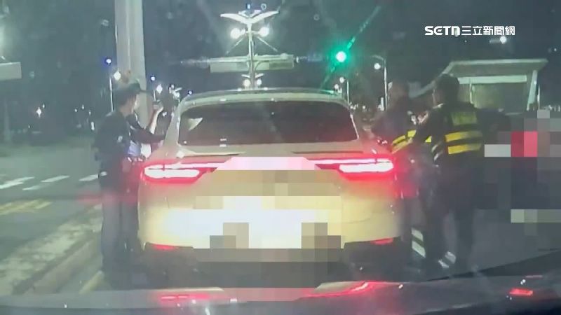 員警拉著車門不敢掉以輕心