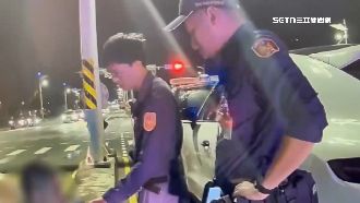 無照酒駕男醉停路中　拒檢撞警車遭壓制