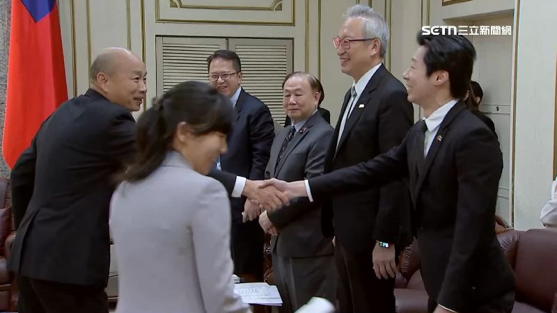 韓國瑜看見林昶佐立馬起身問好