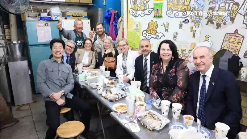 林昶佐跟國會團一起品嘗夜市美食