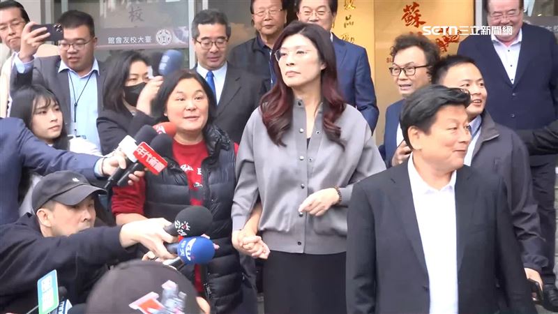 面對記者詢問是否會談到軍購嗎，鄭麗文笑笑沒回應