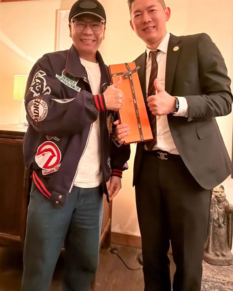 出院後，沈玉琳特別準備精品品牌Herm&egrave;s領帶致贈保險顧問表達感謝。（圖／翻攝自沈玉琳FB）