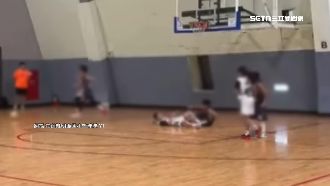 籃球比賽小球員攻防碰撞　場邊家長爆粗口