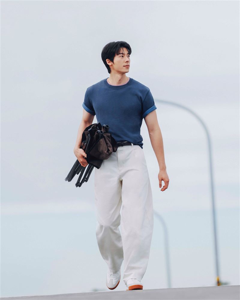 身著UNIQLO and JW ANDERSON 聯名「雙色T恤」，搭配「UNIQLO ：C繭型褲」，以今夏流行的疊穿趨勢與撞色技巧，演繹清新俐落的夏日風格。（圖／品牌業者提供）