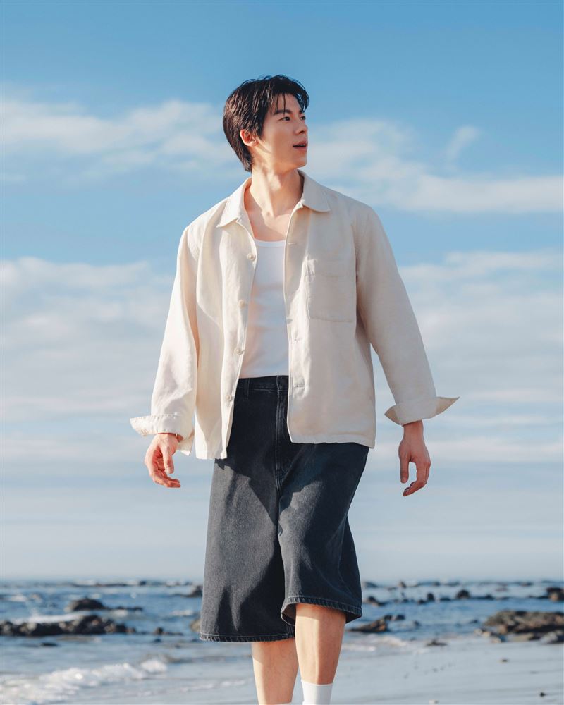 許光漢穿上「寬版Jorts牛仔短褲」輕量丹寧材質搭配過膝寬鬆剪裁，不僅擁有牛仔單品率性風格，更有輕盈舒適的穿著體驗。（圖／品牌業者提供）