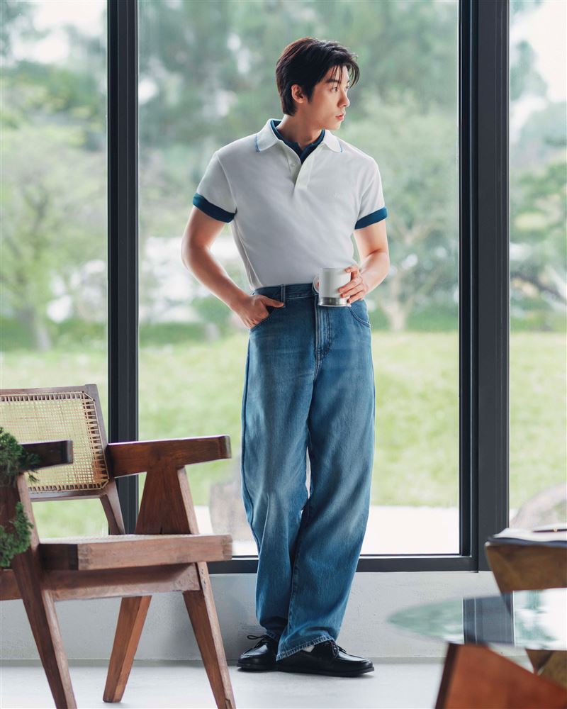 許光漢以白色UNIQLO and JW ANDERSON聯名「DRY網眼POLO衫」內層疊搭藍色「AIRism棉質網眼POLO衫」，傳遞夏日清新風貌。（圖／品牌業者提供）