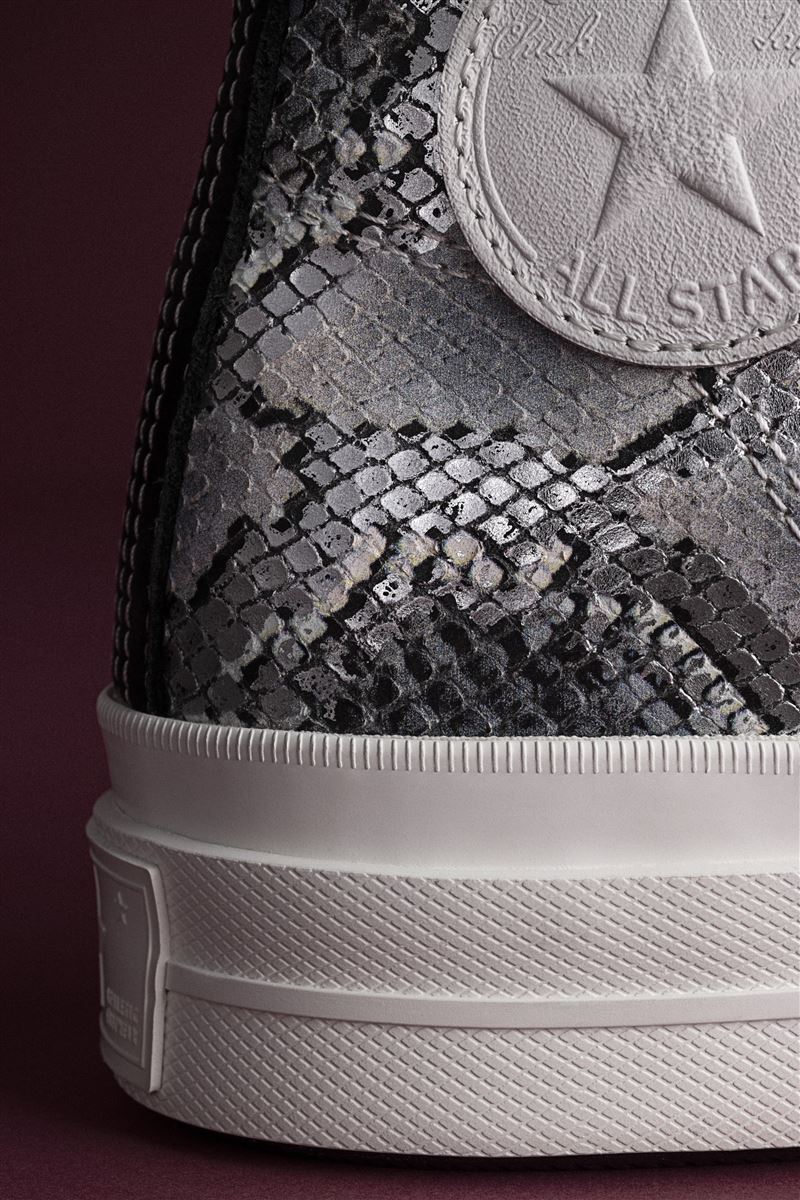 選用高級皮革、蛇紋皮革與鱷魚紋壓花皮革等奢華材質打造鞋面。鞋墊搭載CONVERSE CX與NIKE AIR雙重避震科技。（圖／品牌業者提供）