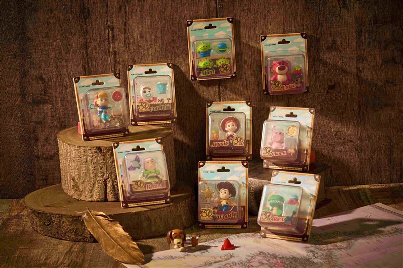 「玩具總動員玩心無限」盲盒，將角色的冒險神韻，封裝於懷舊質感的吊卡包裝中，是本次正櫃最受矚目的收藏級逸品。（圖／品牌業者提供）