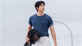 身著UNIQLO and JW ANDERSON 聯名「雙色T恤」，搭配「UNIQLO ：C繭型褲」，以今夏流行的疊穿趨勢與撞色技巧，演繹清新俐落的夏日風格。（圖／品牌業者提供）