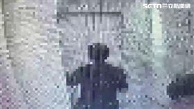 北市梁姓前科犯擔任大樓保全，卻拿住戶遺失的鑰匙包進入住家行竊。（圖／翻攝畫面）