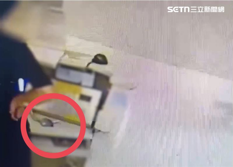 北市梁姓前科犯擔任大樓保全，卻拿住戶遺失的鑰匙包進入住家行竊。（圖／翻攝畫面）