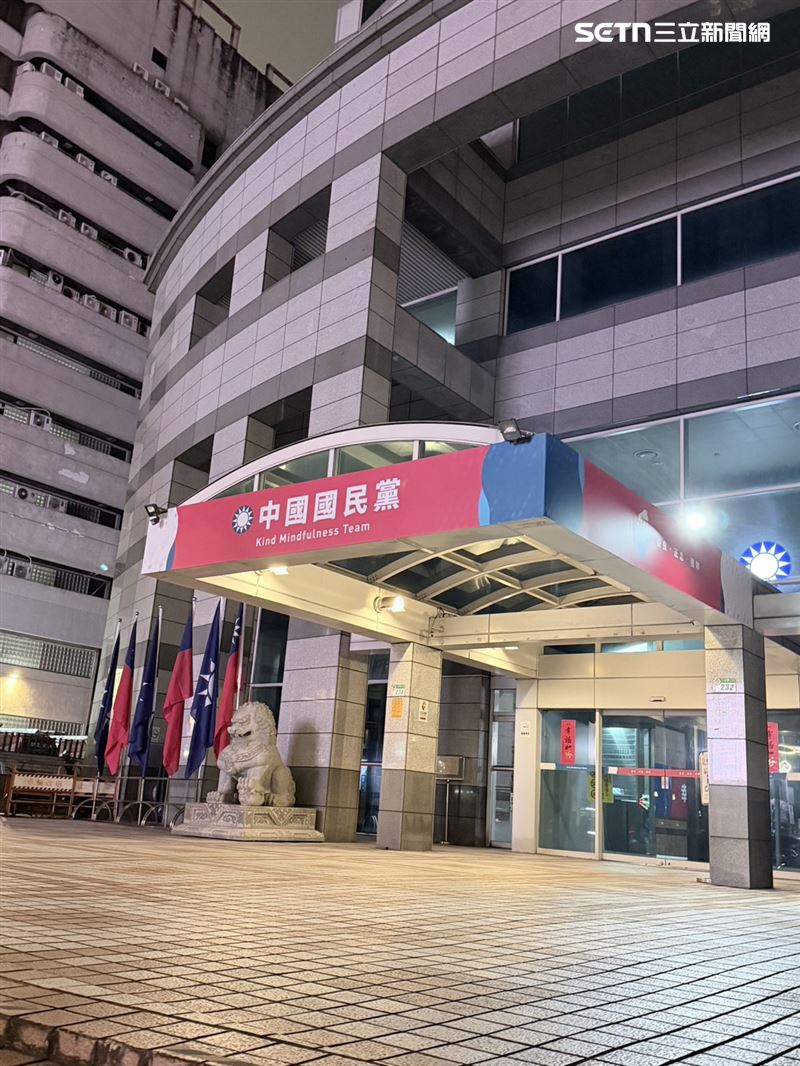 《三立新聞網》帶您直擊,國民黨中央黨部的新布條,改以紅色為主視覺。(圖/記者陳建廷攝影)