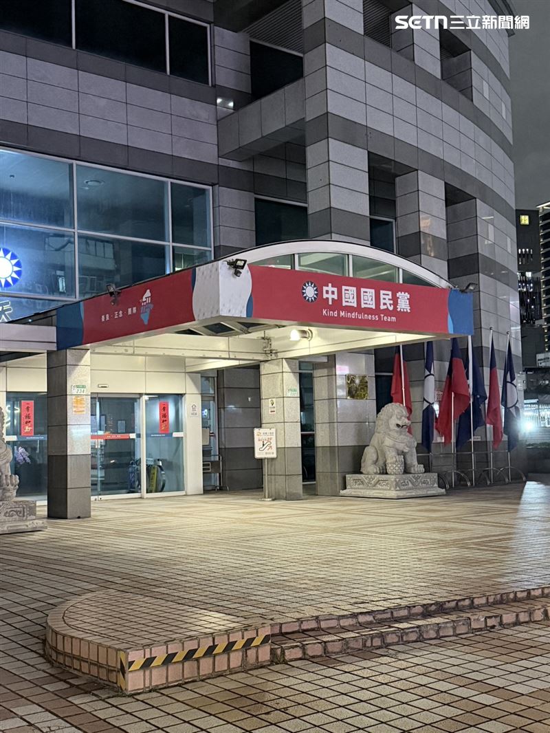 《三立新聞網》帶您直擊,國民黨中央黨部的新布條,改以紅色為主視覺。(圖/記者陳建廷攝影)