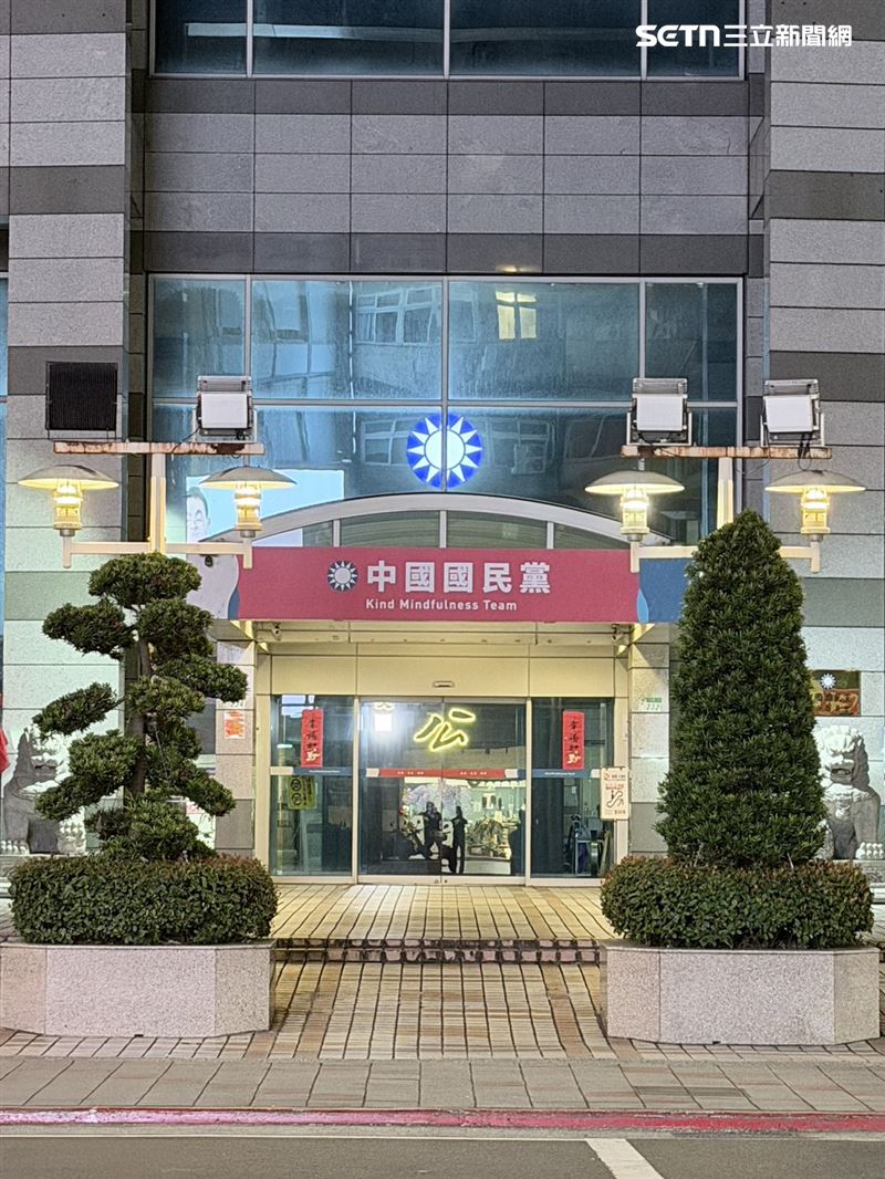 《三立新聞網》帶您直擊,國民黨中央黨部的新布條,改以紅色為主視覺。(圖/記者陳建廷攝影)