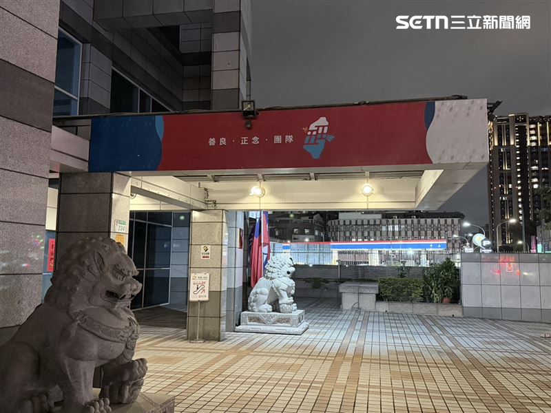 《三立新聞網》帶您直擊,國民黨中央黨部的新布條,改以紅色為主視覺。(圖/記者陳建廷攝影)