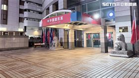 國民黨位於八德路的黨部,明顯有著紅色意象。（圖／記者陳建廷攝影）
