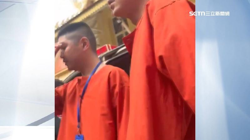 穿著紅色囚服，理著大平頭，晚安小雞在柬埔寨入獄照曝光。（圖／資料照）