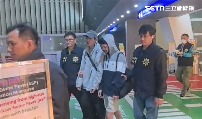 「晚安小雞」與阿鬧因涉案遭通緝，剛下飛機就被警方帶回偵訊。（圖／翻攝畫面）