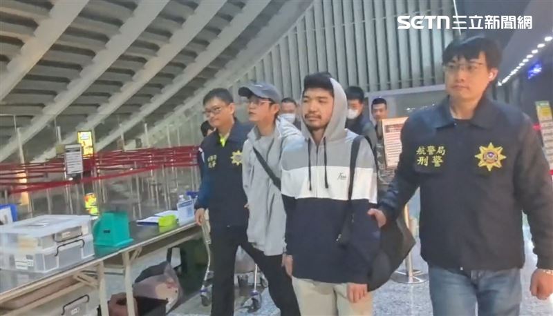 「晚安小雞」與阿鬧因涉案遭通緝，剛下飛機就被警方帶回偵訊。（圖／翻攝畫面）
