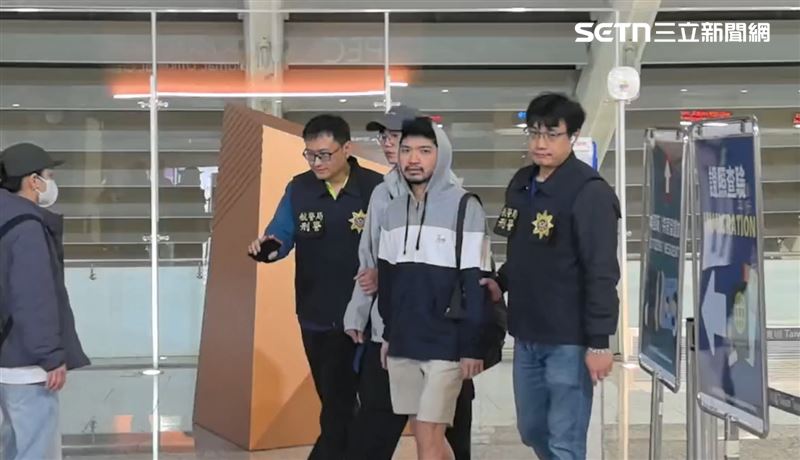 「晚安小雞」與阿鬧因涉案遭通緝，剛下飛機就被警方帶回偵訊。（圖／翻攝畫面）