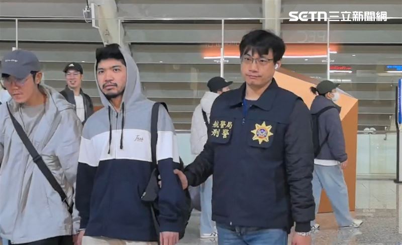「晚安小雞」與阿鬧因涉案遭通緝，剛下飛機就被警方帶回偵訊。（圖／翻攝畫面）