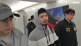 「晚安小雞」與阿鬧因涉案遭通緝，剛下飛機就被警方帶回偵訊。（圖／翻攝畫面）