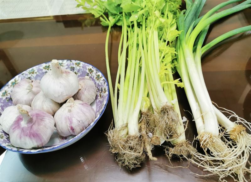 在祭拜文昌帝君供品方面，傳統多以具有吉祥寓意的食材為主，例如芹菜象徵勤奮、蒜代表精於計算、蔥寓意聰明開智慧。（圖／楊登嵙提供）