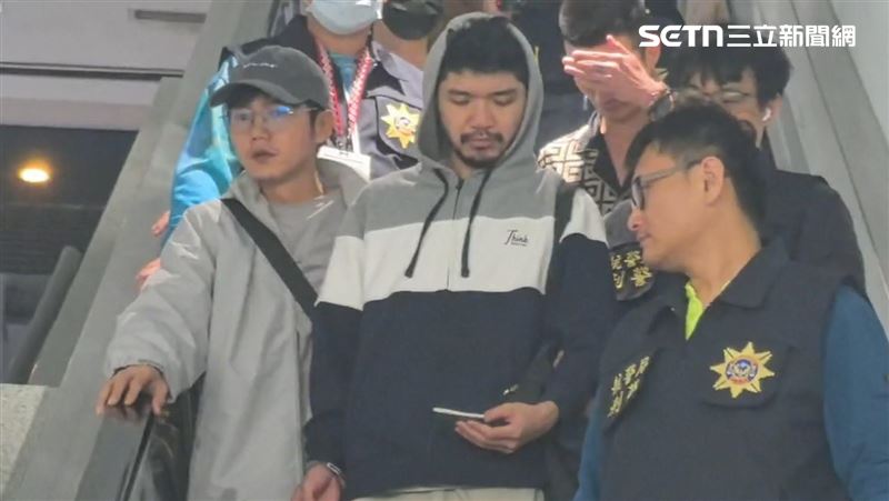 網紅「晚安小雞」陳能釧與友人「阿鬧」魯祖顯，遭遣返回台，隨後又遭上銬逮捕。（圖／翻攝畫面）