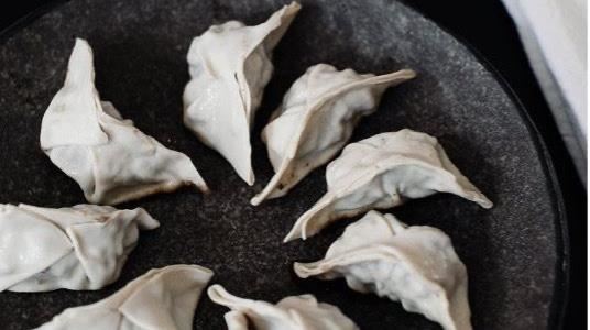 水餃象徵龍耳。（圖／寶島神很大）