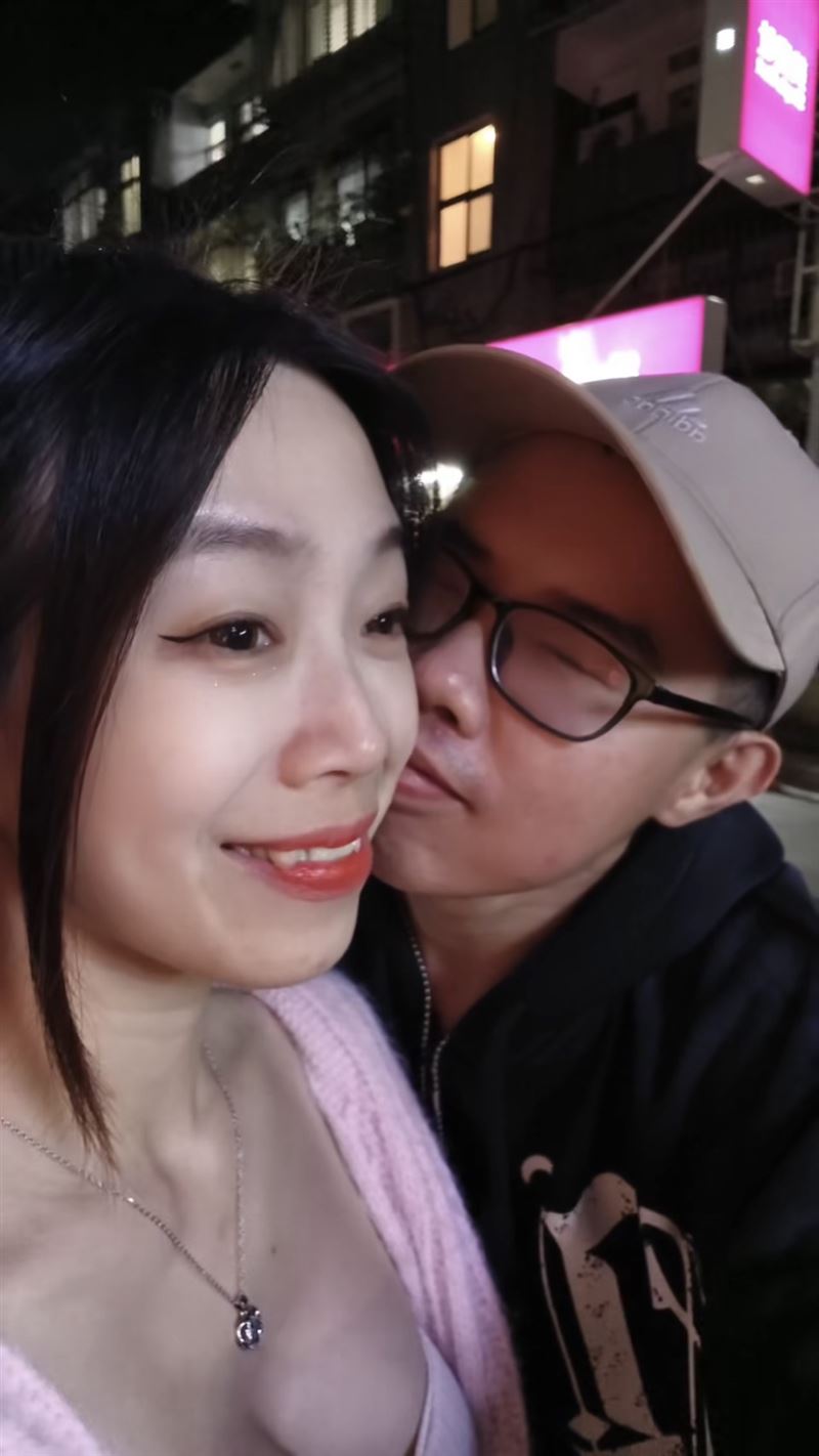 鄧佳華幫女友簡簡過生日，親吻她的臉頰當生日禮物，看來相當甜蜜。（圖／翻攝自鄧佳華Threads）