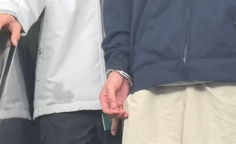 晚安小雞和阿鬧還有通緝案在身，一下飛機就被逮捕上銬。（圖／記者張昱傑攝影）