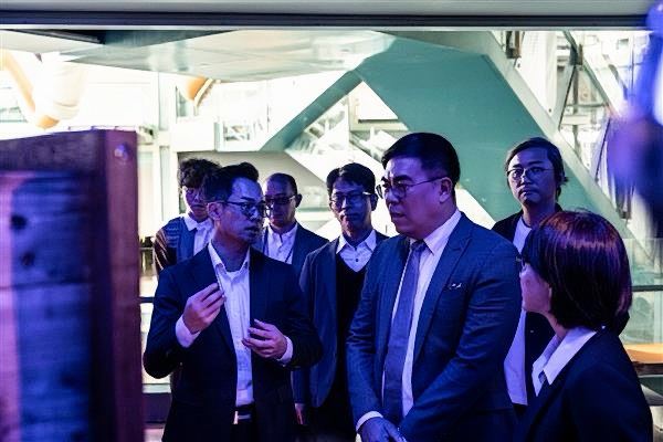遠雄建設總經理王耀堂（左一）與展出團隊，為環境部部長彭啟明（右二）進行導覽。（圖／翻攝畫面）