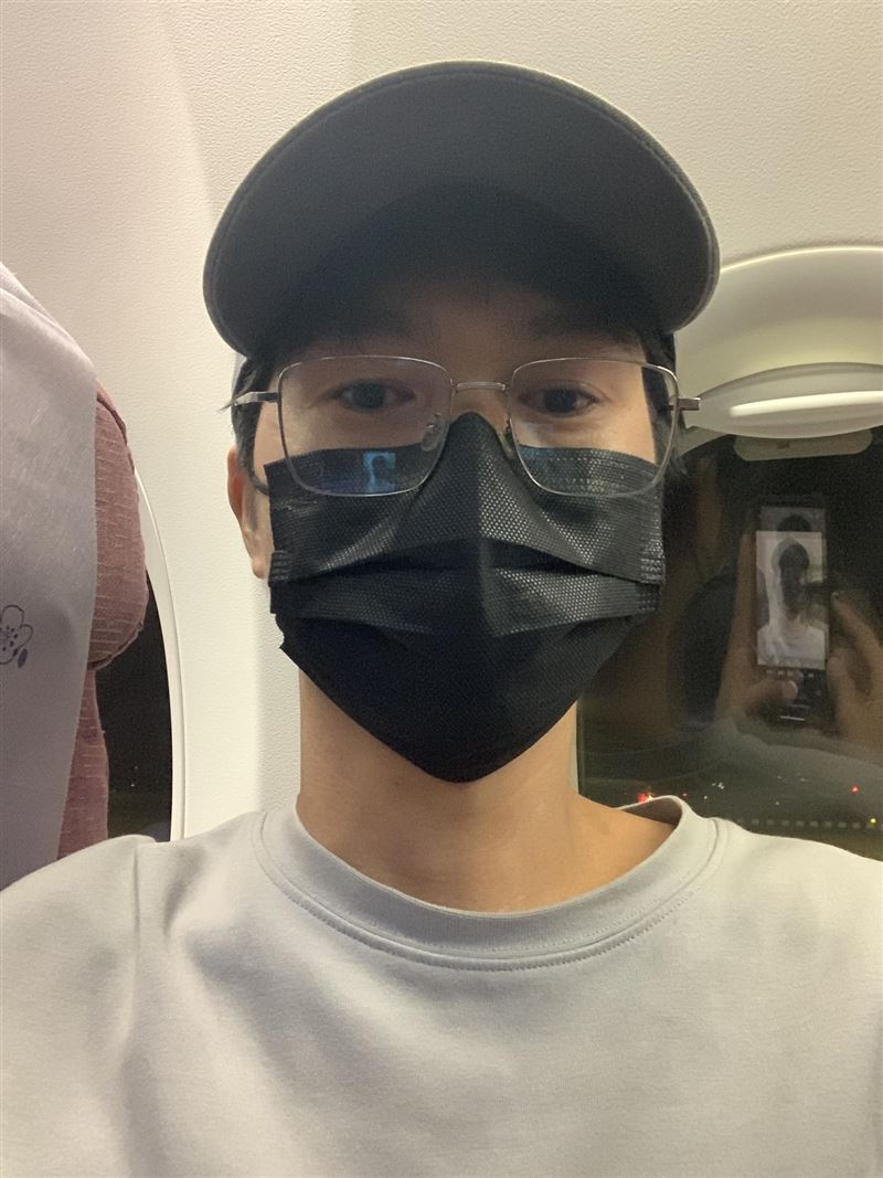 阿鬧因在台灣涉妨害自由、詐欺等罪遭通緝，下機就被航警帶走，他晚間也在社群發文。（圖／翻攝自阿鬧臉書）