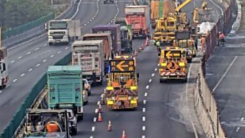 國道一號南向248.5公里處，今天（20）清晨5時許，發生1大貨車起火事故占外2車道。（圖／翻攝自高公局官網）