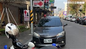 北市1名年約80歲老翁從大樓墜落至隔壁2樓露台慘亡。（圖／讀者提供） 