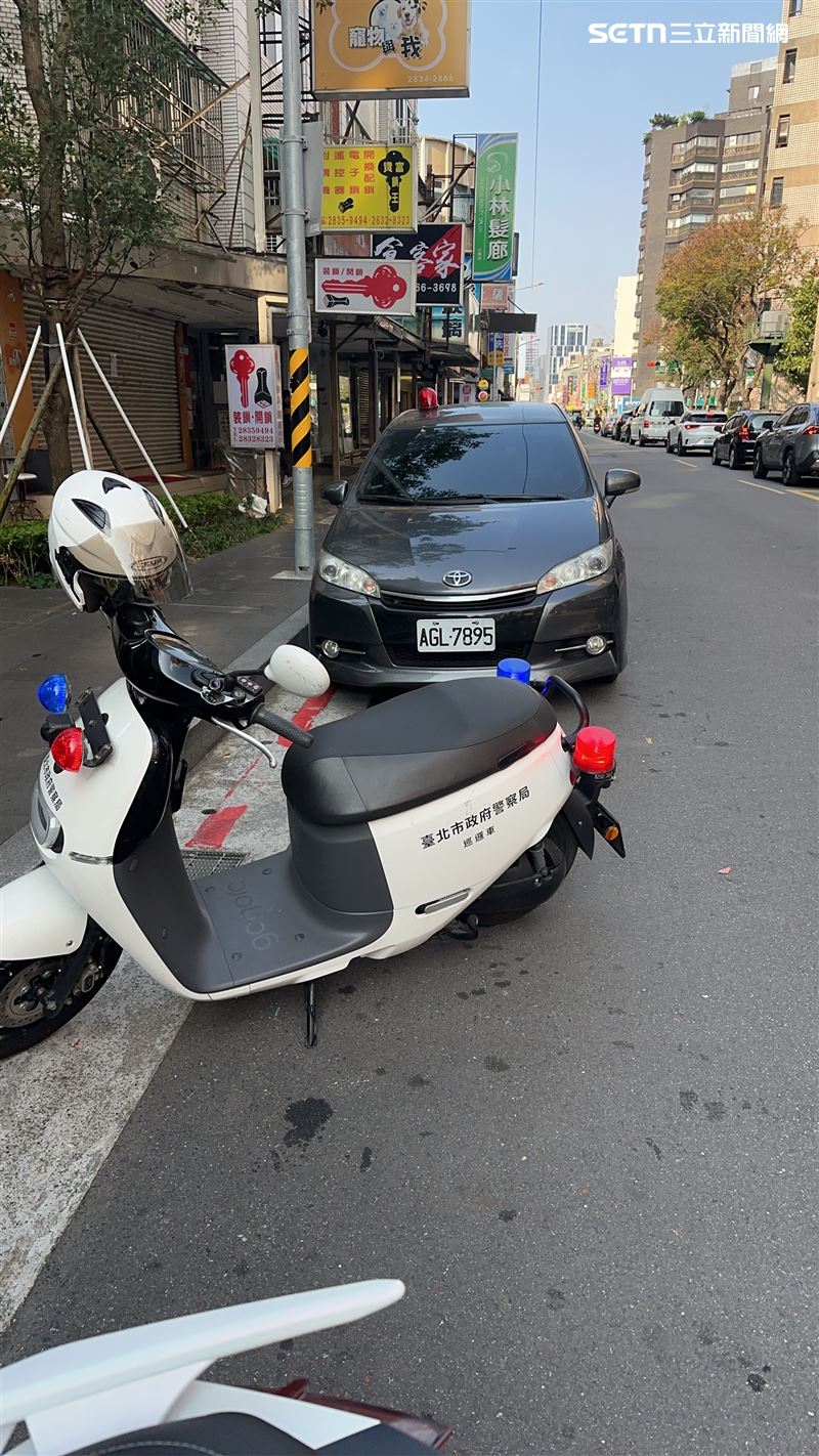 北市1名年約80歲老翁從大樓墜落至隔壁2樓露台慘亡。（圖／讀者提供）