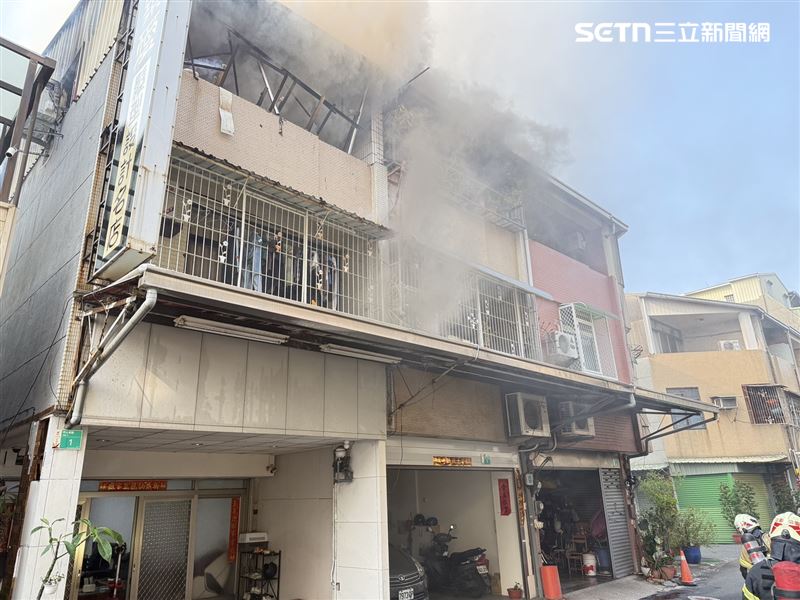 台南永康透天厝「3F狂噴火煙」路人急打119，隔壁鄰戶慘被波及。（圖／翻攝畫面）