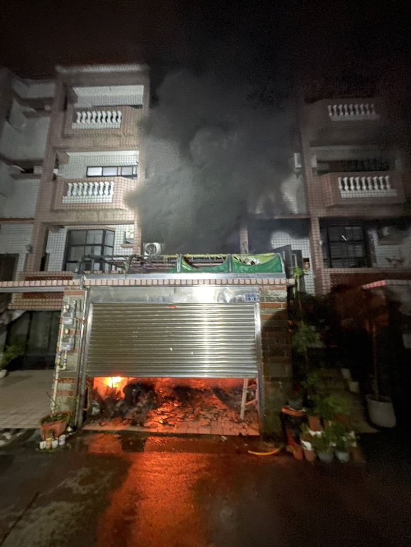 苗栗縣頭份市一棟4層樓透天厝今天凌晨發生火警。（圖／翻攝畫面）