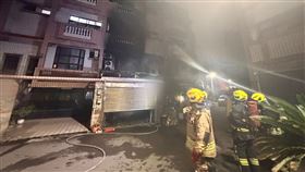 苗栗縣頭份市一棟4層樓透天厝今天（20日）凌晨發生火警，警消人員獲報到場搶救，起火戶1樓冒出濃煙，救出屋主夫妻及家人共5人，其中4人因輕微嗆傷送醫觀察，詳細起火原因待調查釐清。（圖／翻攝畫面）