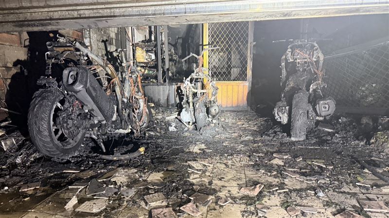 起火戶1樓機車幾乎全毀。（圖／翻攝畫面）