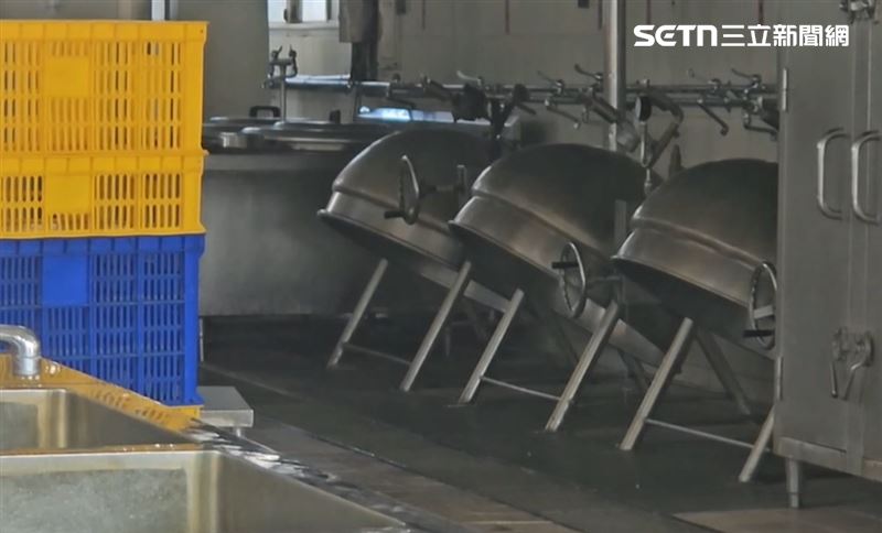 衛生局獲報後不敢大意，火速啟動調查，命令學校廚房暫停作業，形同當場斷炊。（圖／記者朱俊傑攝影）