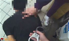 賴男被警方上銬逮捕。（圖／翻攝畫面）